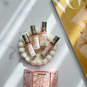 این-عطر-با-سری-غلطکلی-رولی-شکلش-استفادشو‌خیلی-راحت-کرده-و‌پخش-بو-و‌ماندگاری-عالی-داره-