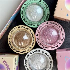 جدیدترین-نسل-هایلایتره-که-برای-گونه،-پشت-پلک،-بالای-لب،-گوشه-چشم-و‌حتی-بدن-قابل-استفادست-و-جلوه-ی-ویژه-ای-بهتون-میده-