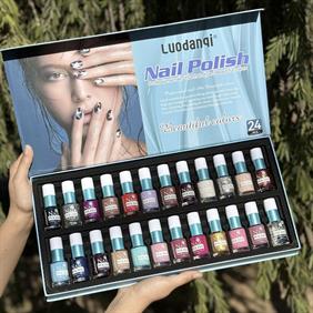 این-پک-لاک-دارای-پکیج-بسیار-شیک-و-کادویی-می-بلشد-که-دارای-۲۴-عدد-لاک-متنوع-با-کیفیت-عالی-و‌غلظت-فوق-العاده-است-