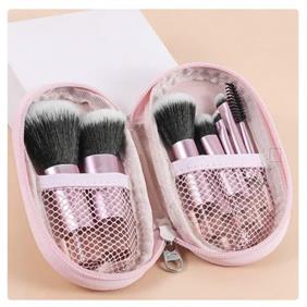 یه-ست-براش-کامل-با-ده-تیکه-براش-کاربردی-و-یه-کیف-محافظ،-که-رنگ-خیلی-دخترونه-ای-داره-و-قابل-حمل-و-قابل-شست-و-شو-هست