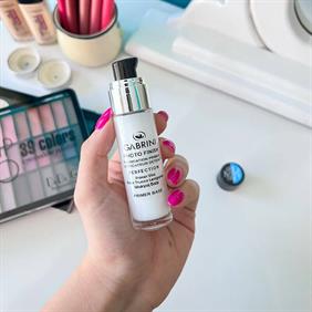 این-پرایمر-جلوه-ای-مات-به-آرایشتون-میده-و-باعث-میشه-آرایشتون-تو-گذر-زمان،-برق-نیفته-و-چربی-پس-نده--ماندگاری-آرایش-رو-هم-بالا-میبره-