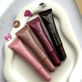 این-لیپ-گلاس-از-برند-ریموکو-هست-که-با-طرح-رود-هست-و-به-لباتون-ظاهری-خاص-و-خوردنی-میده--لبارو-حجیم-میکنه-و-بوی-عالی-هم-داره-